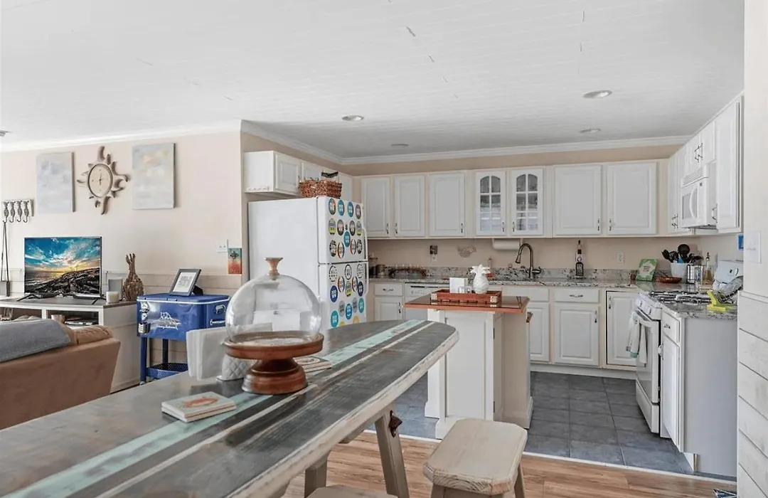 Spacious 3Br Condo Near Beach With Garage Parking-1