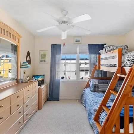 Spacious 3Br Condo Near Beach With Garage Parking-3